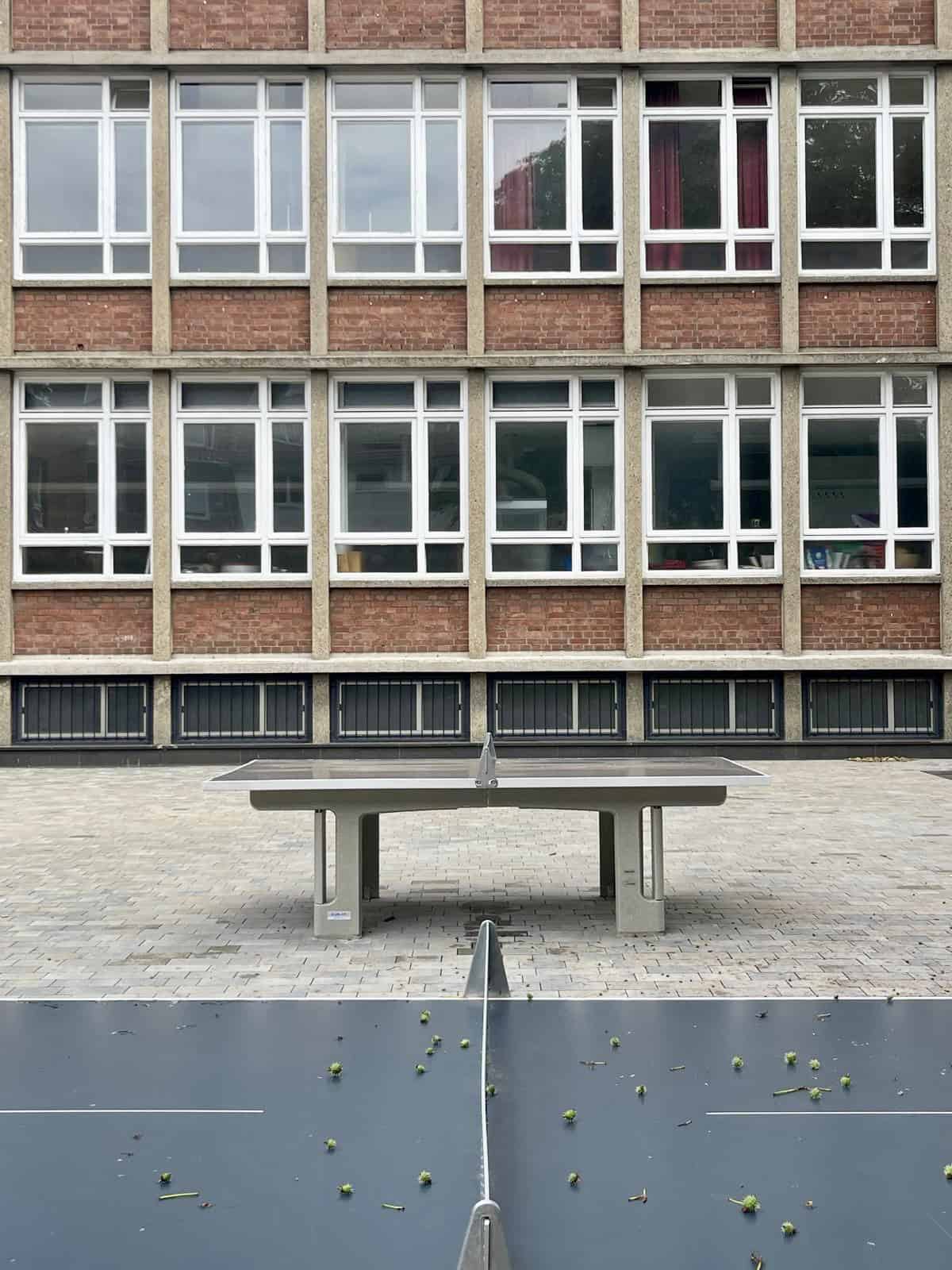 Tischtennisplatten auf dem Schulhof