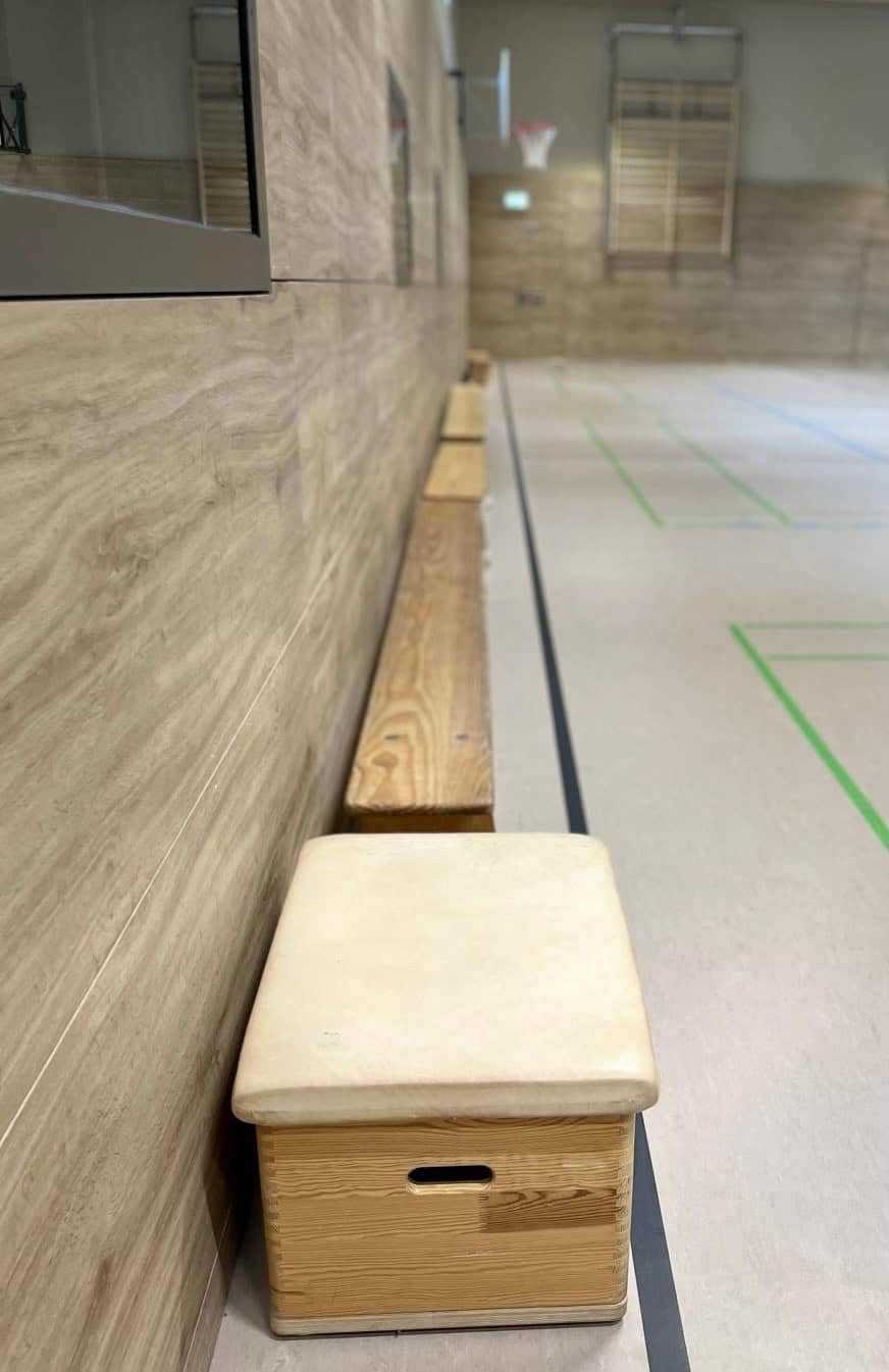 Bank in der neuen Turnhalle