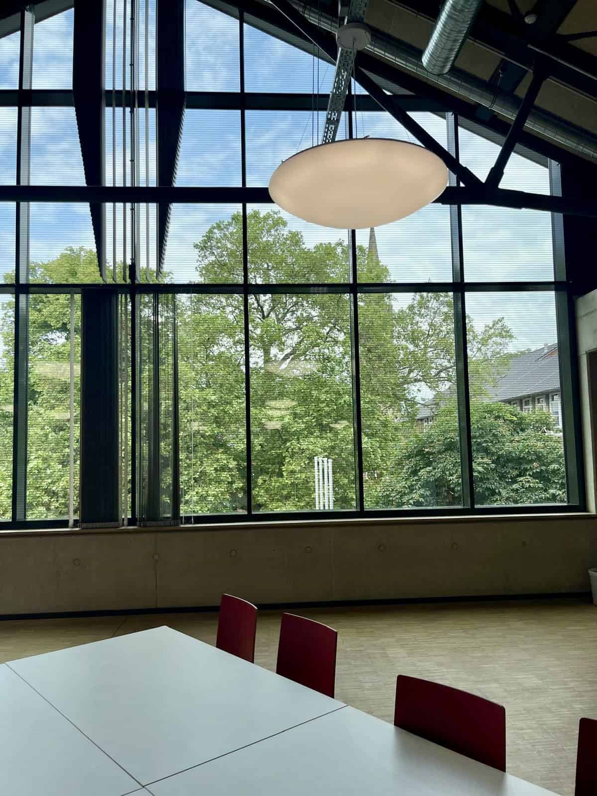 Blick aus der Mensa der igis Gesamtschule Frankstraße